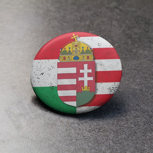 Nemzeti színű, Árpád-sávos, címeres kitűző