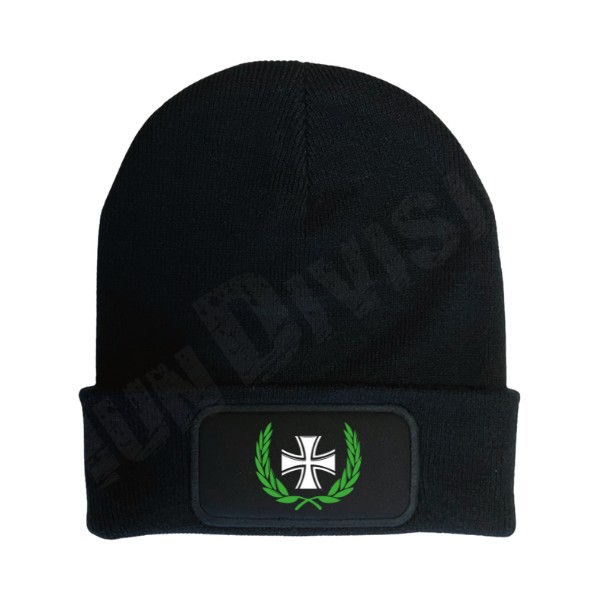 Vaskeresztes, koszorús kötött sapka